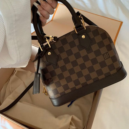 Just grabbed my LV bag from <strong>Vera Vogue</strong> with a <strong>30% OFF deal</strong> 😍👜The bag came <strong>brand new, boxed </strong>and <strong>100% original </strong>Super happy with my purchase